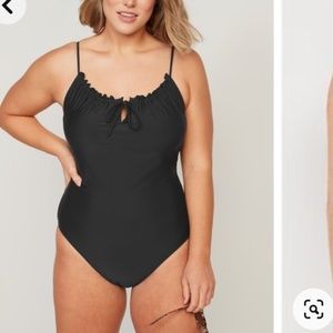 Old navy gathered keyhole plus size bathing suit in ebony. Worn‎ once